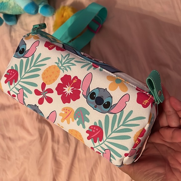 SOLD -Disney Stitch insulated Lunch bag - Picture 8 of 15